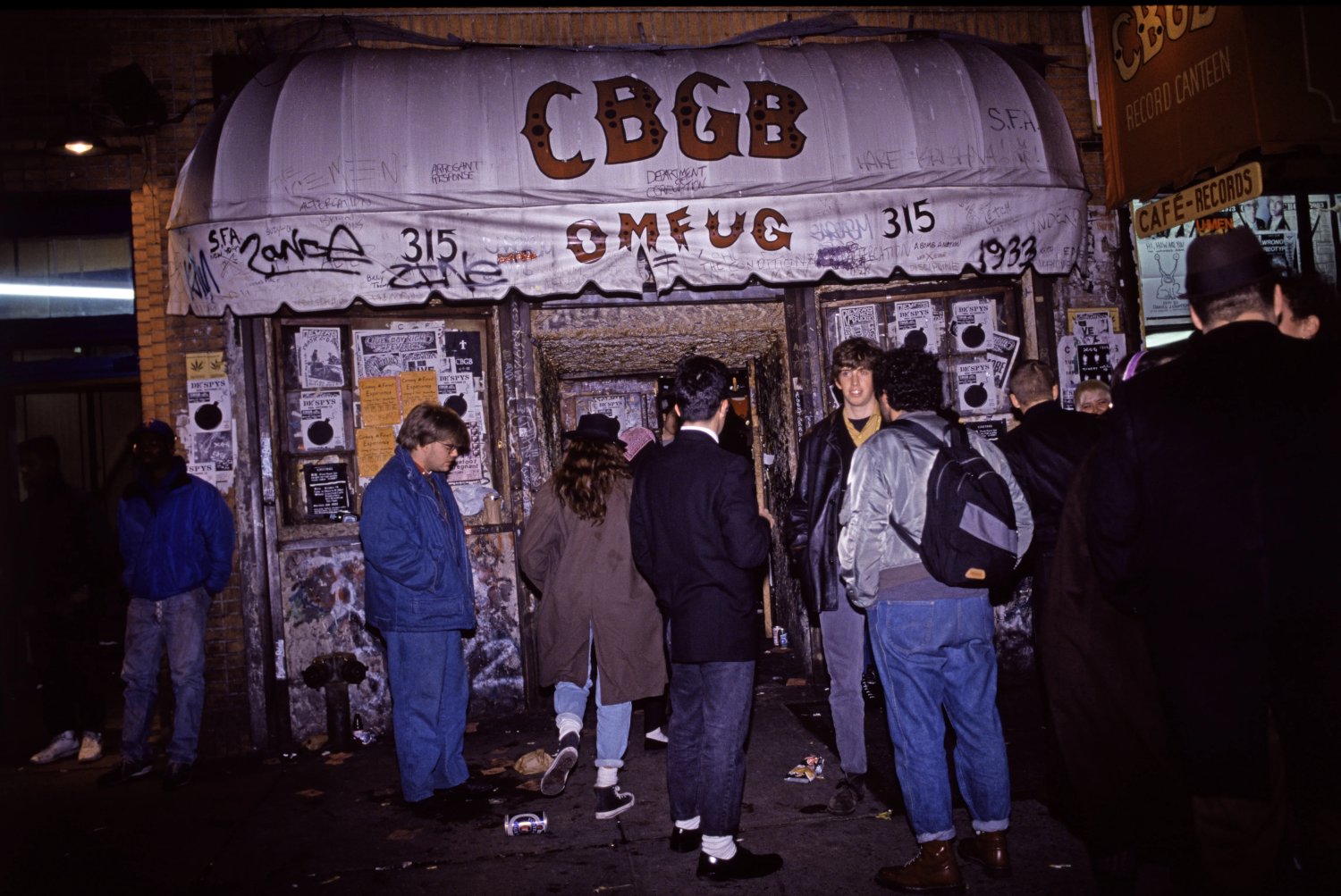 Veduta esterna del CBGB, locale newyorkese che ha ospitato i concerti di numerosissime band punk e new wave, nel 1988 (Credits foto: Getty Images, Rita Barros).
